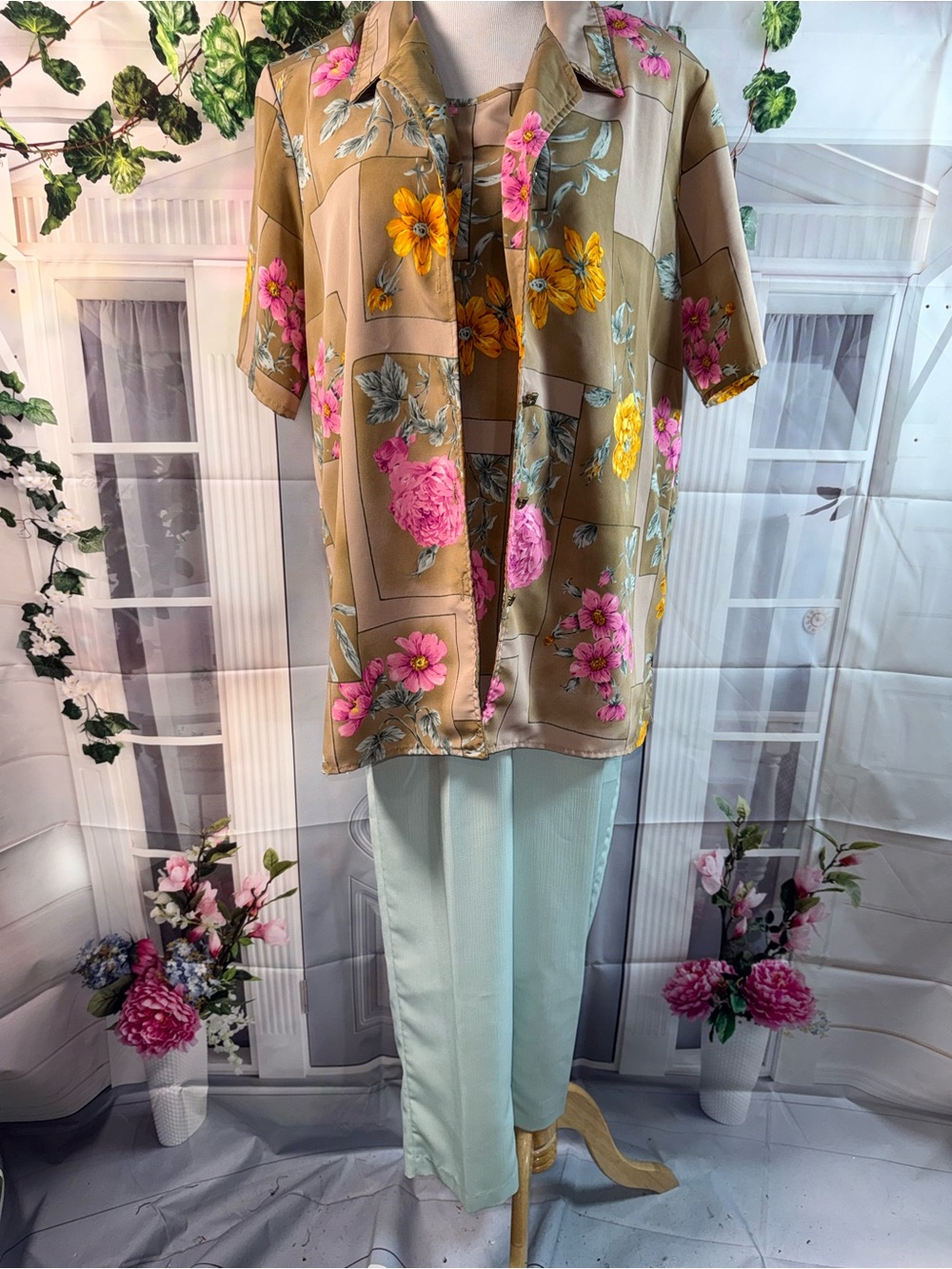 1187-Vintage Maggie Sweet Floral Print Two-Piece Pantsuit Light Brown and Mint